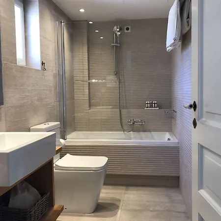 Niriedes Aparthotel 4*