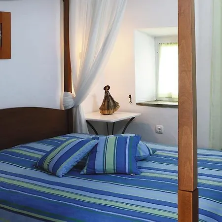 Niriedes מלון דירות 4*